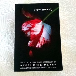 Best seller book New Moon by Stephanie Meyer in good condition. Paperback